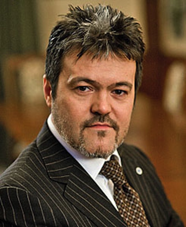 Illustration for article titled Orbánra vagy Fenyő Jánosra emlékeztet a borostás Lázár János?