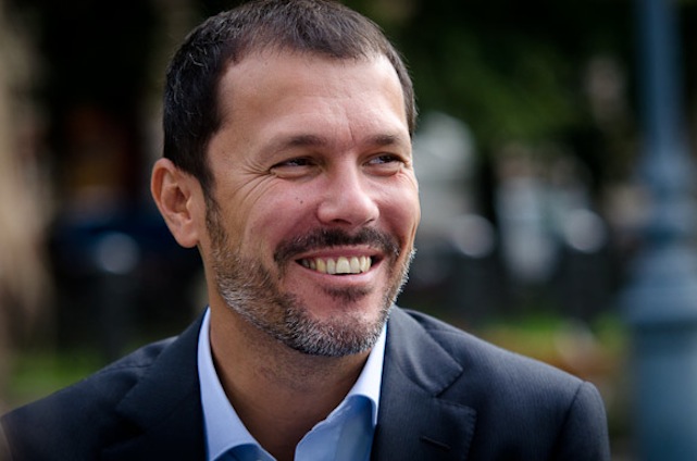 Illustration for article titled Orbánra vagy Fenyő Jánosra emlékeztet a borostás Lázár János?