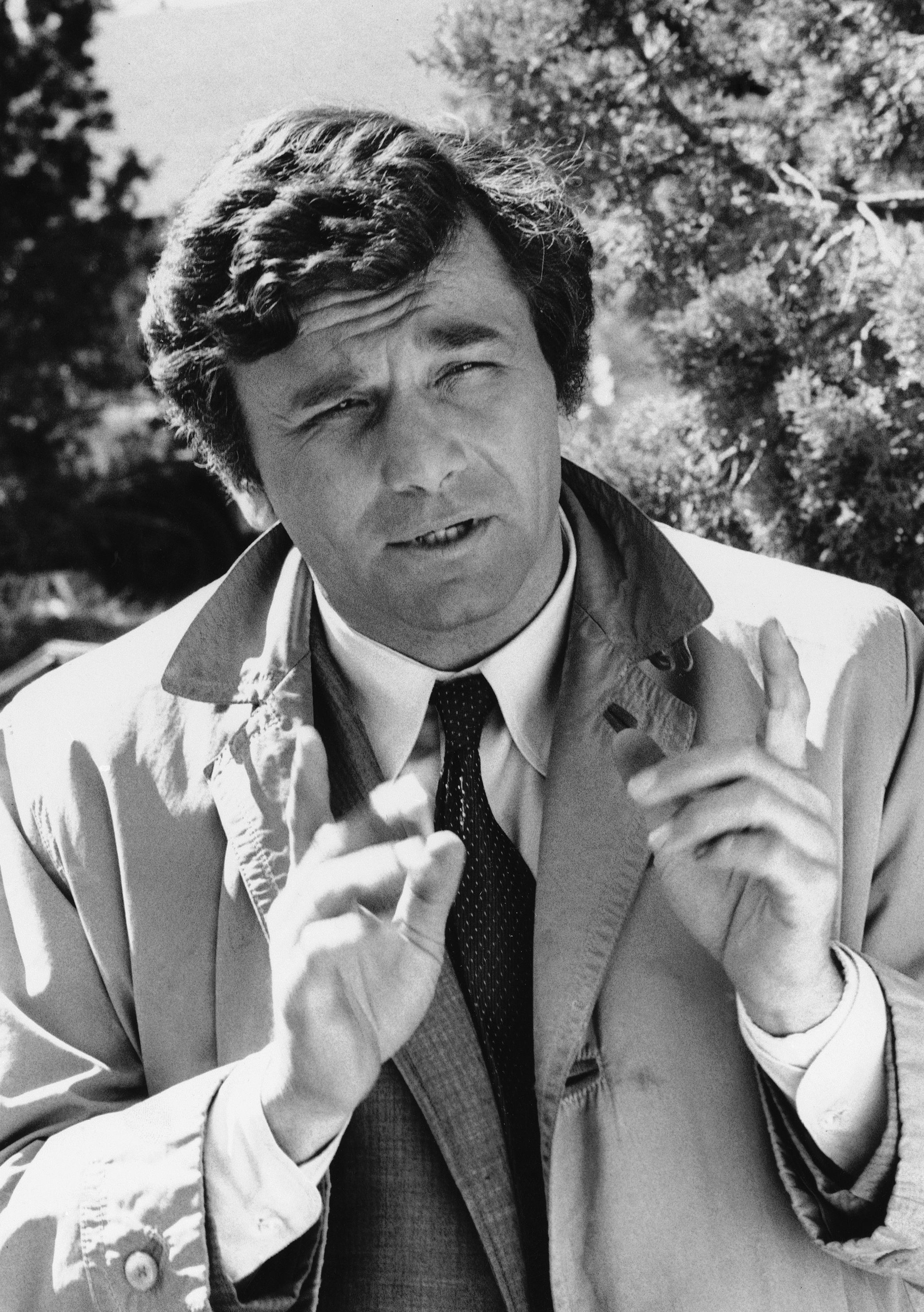 Illustration for article titled Kire hasonlít a Peter Falk-szobor? Mert Columbo hadnagyra biztosan nem