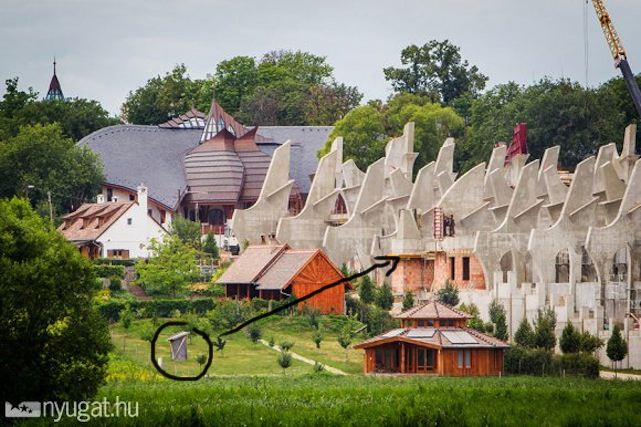 Orbán Viktor konkrétan a budijából nézheti a stadionját