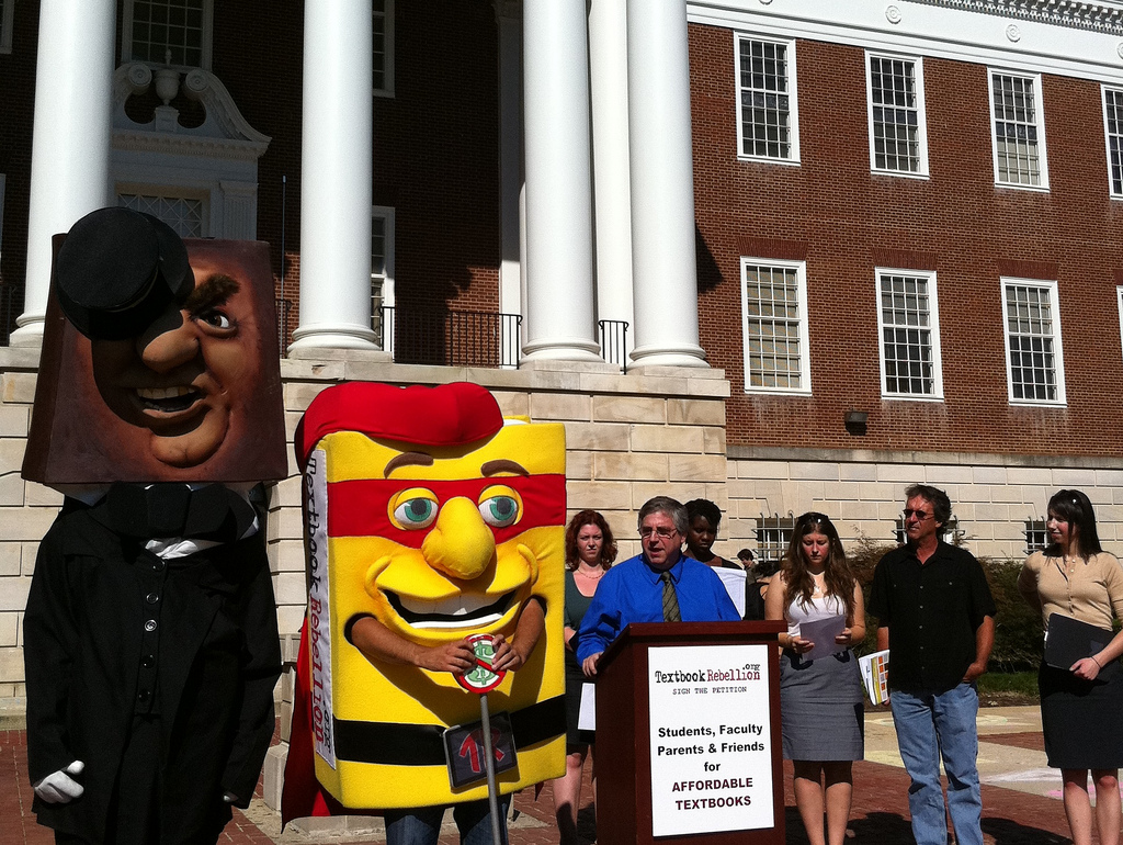 Tagadják, úgyhogy biztos államosítani fogják a tankönyvpiacot