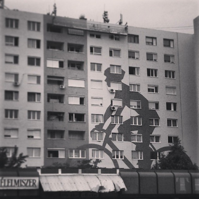 Miért került egy nagy bringás a panelház oldalára?