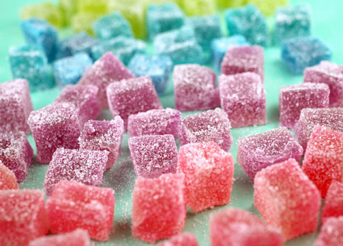 80 tonna átcímkézett gumicukrot próbáltak elpasszolni az interneten