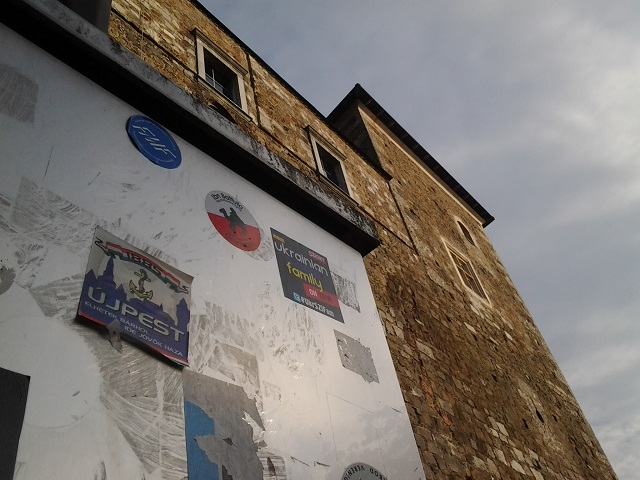 Az újpesti lokálpatrióták vagy az ukrán partiarcok matricája jobb a ljubljanai váron?