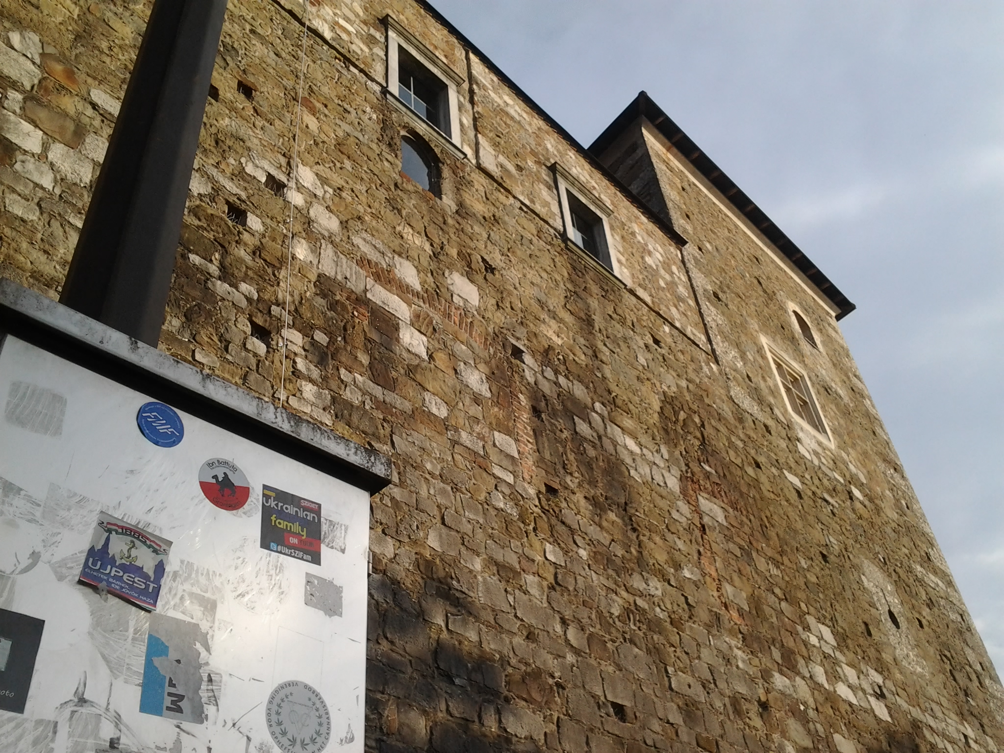 Illustration for article titled Az újpesti lokálpatrióták vagy az ukrán partiarcok matricája jobb a ljubljanai váron?