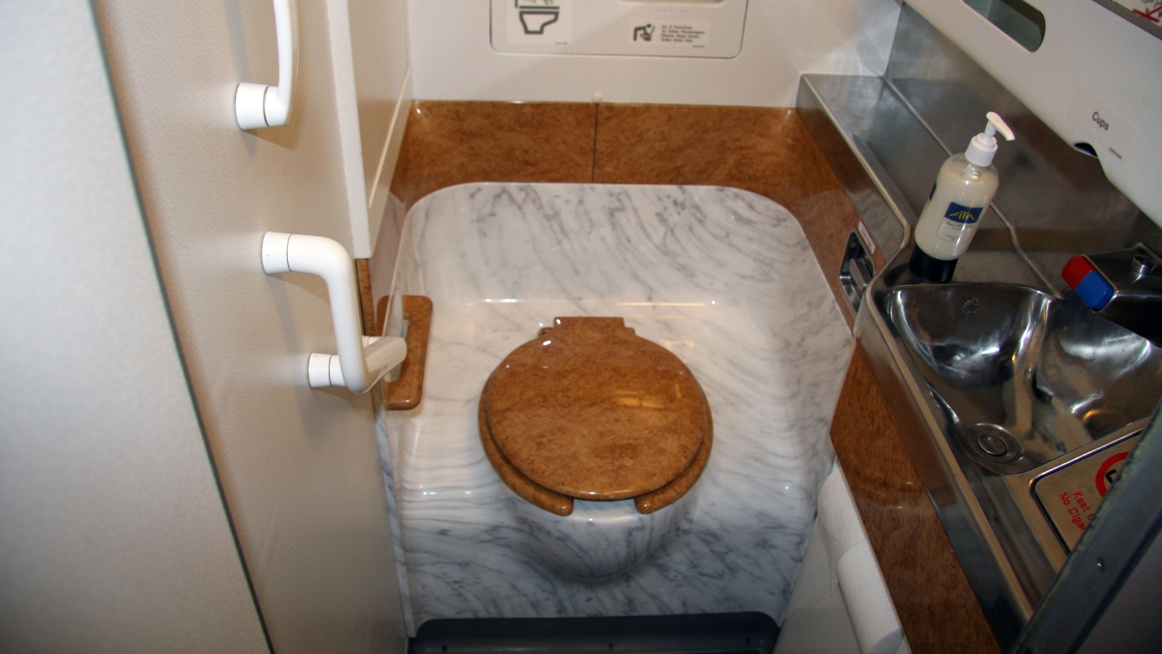 A lényeg: ilyen a Sólyom Airways fedélzeti vécéje!
