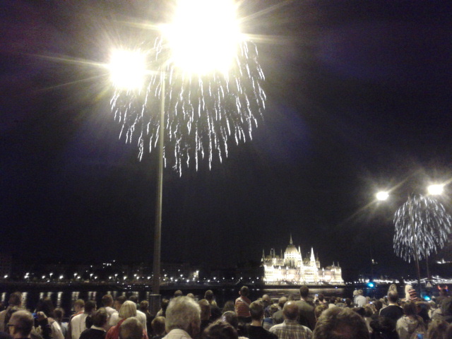 Melyik idióta hagyta égve a villanyt a rakparton?