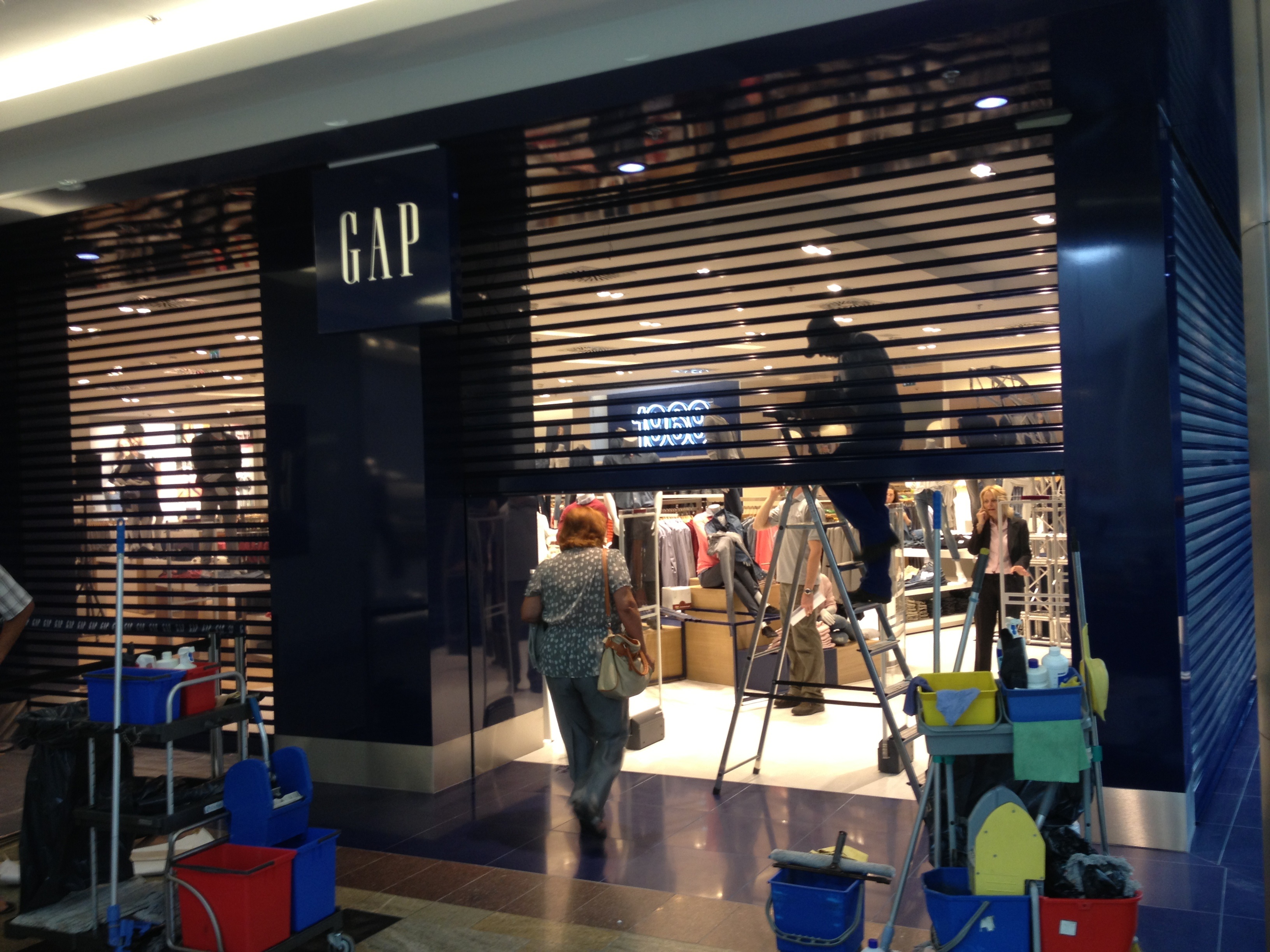 BRÉKING! Még nem nyitott ki az első magyar Gap