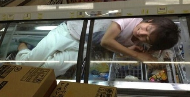 Illustration for article titled Ez a legújabb, tök értelmetlen japán fotózkodási őrület