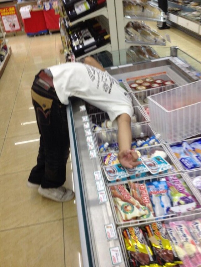 Illustration for article titled Ez a legújabb, tök értelmetlen japán fotózkodási őrület