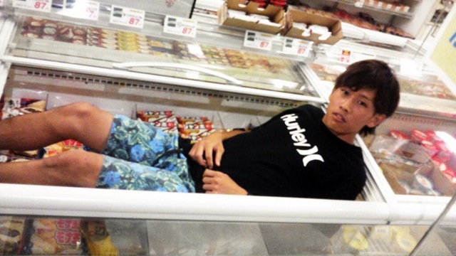 Illustration for article titled Ez a legújabb, tök értelmetlen japán fotózkodási őrület