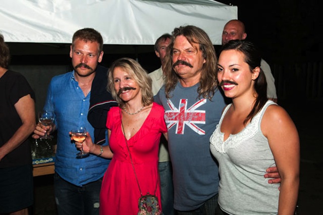 Illustration for article titled Egy kép Mándoki Lászlóról és Orbán Ráhelről, sok bajusszal