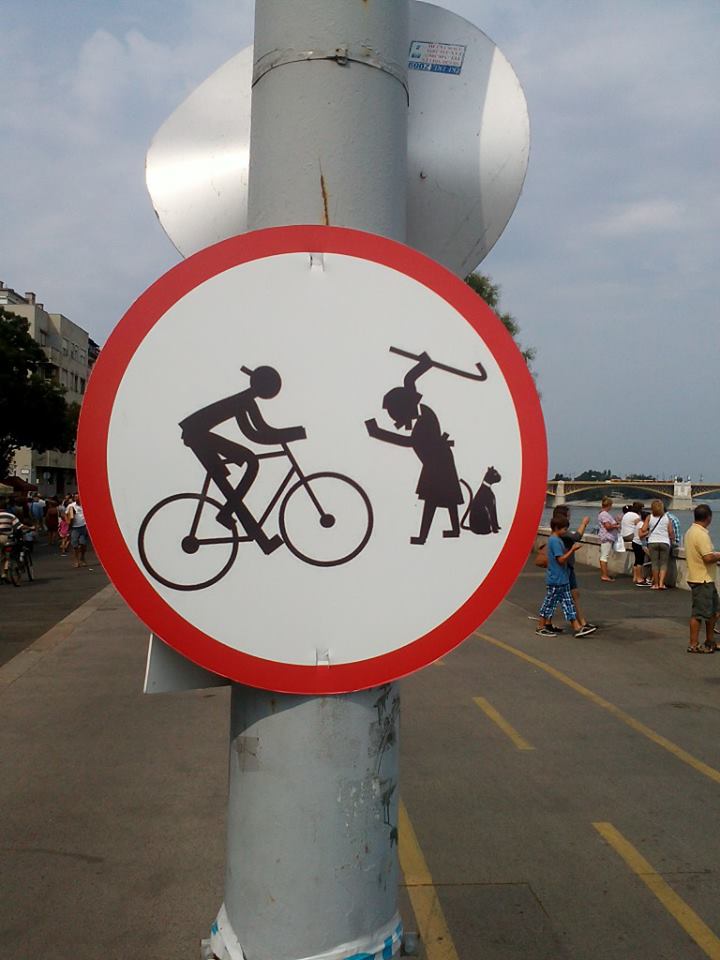 A Batthyány téren módosult a KRESZ, botos nénik verik a bringásokat