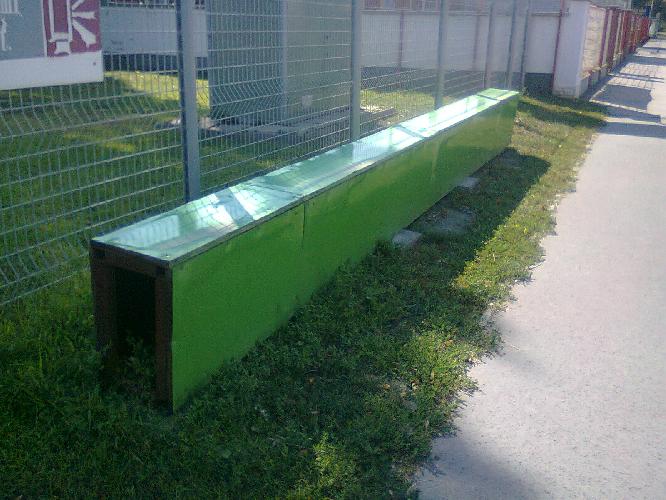 Kihajították az utcára a közmédia logóit