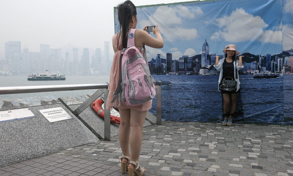 Illustration for article titled Olyan pocsék a hongkongi levegő, hogy műháttér előtt fotózkodnak
