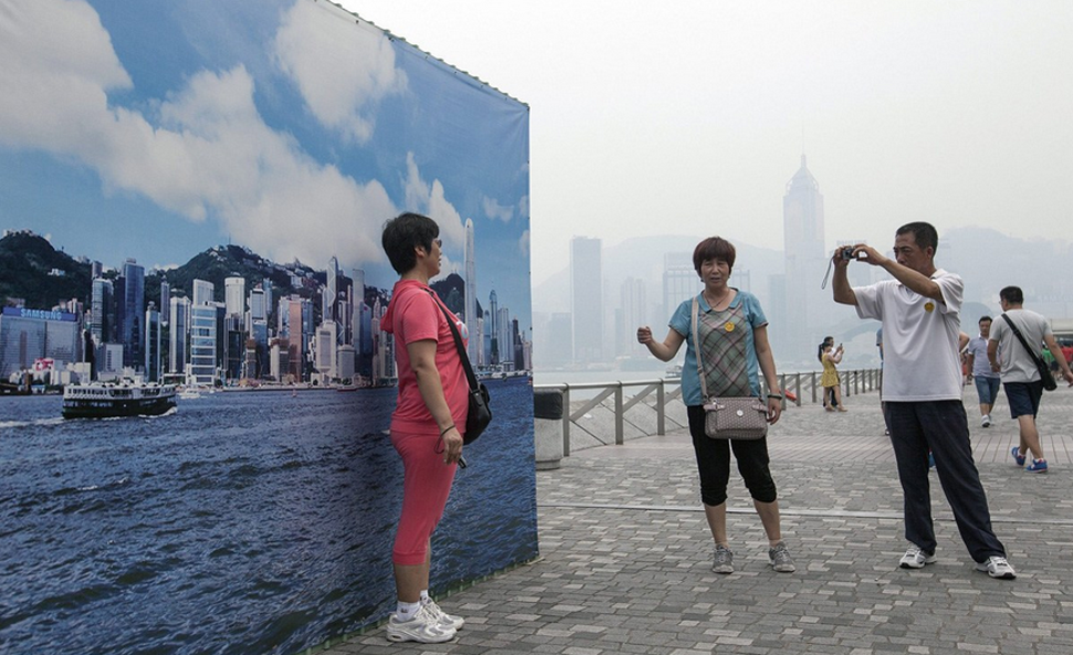 Illustration for article titled Olyan pocsék a hongkongi levegő, hogy műháttér előtt fotózkodnak