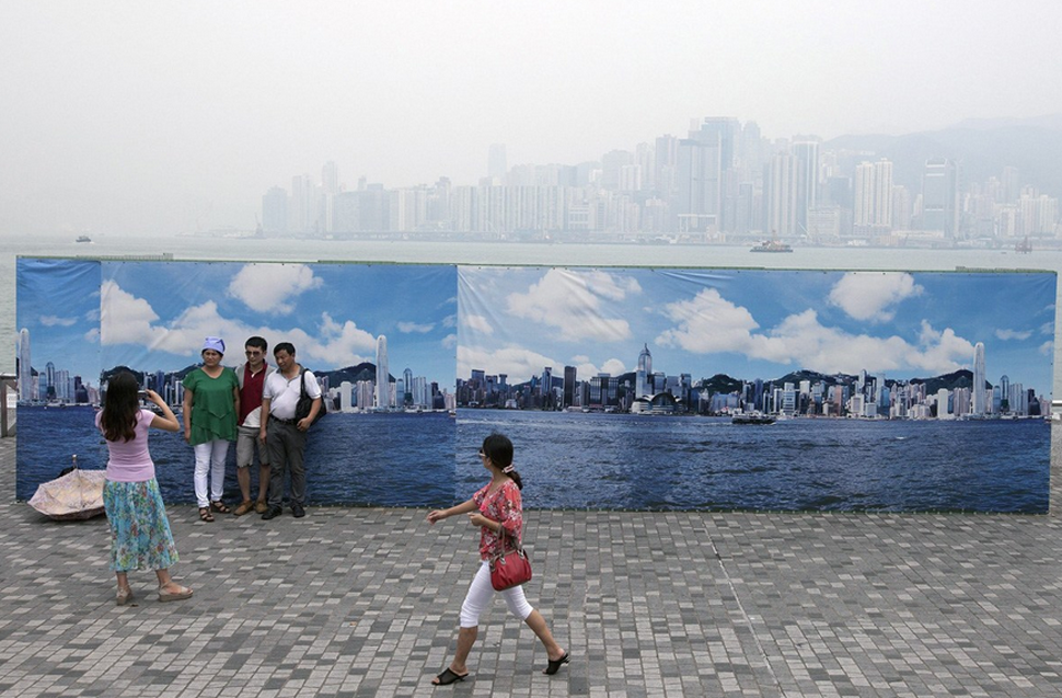 Illustration for article titled Olyan pocsék a hongkongi levegő, hogy műháttér előtt fotózkodnak