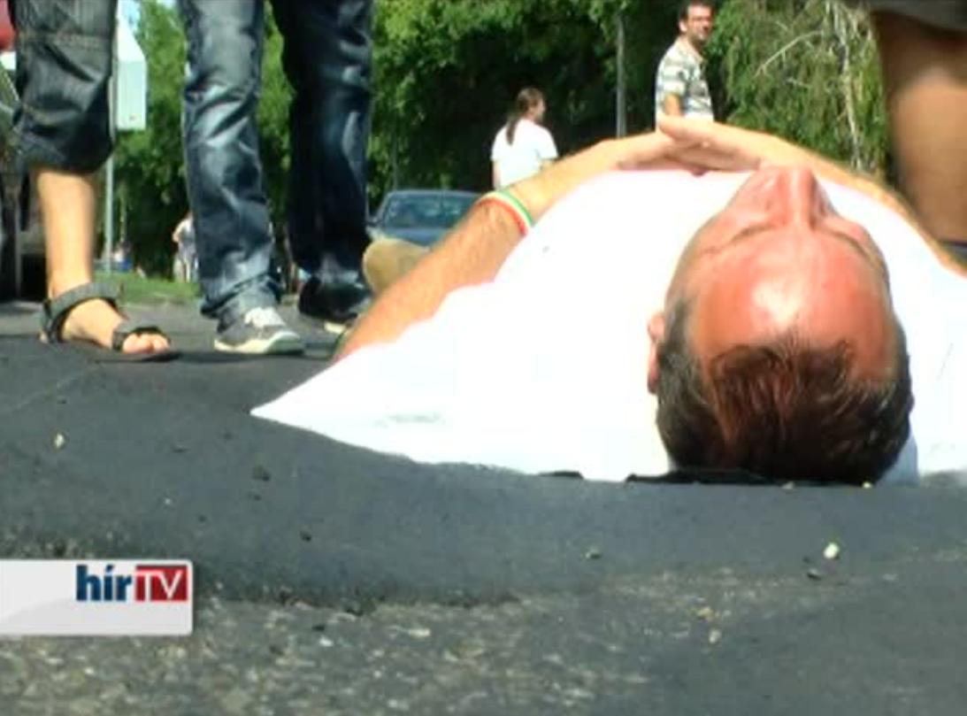 Boldog kátyúba feküdt