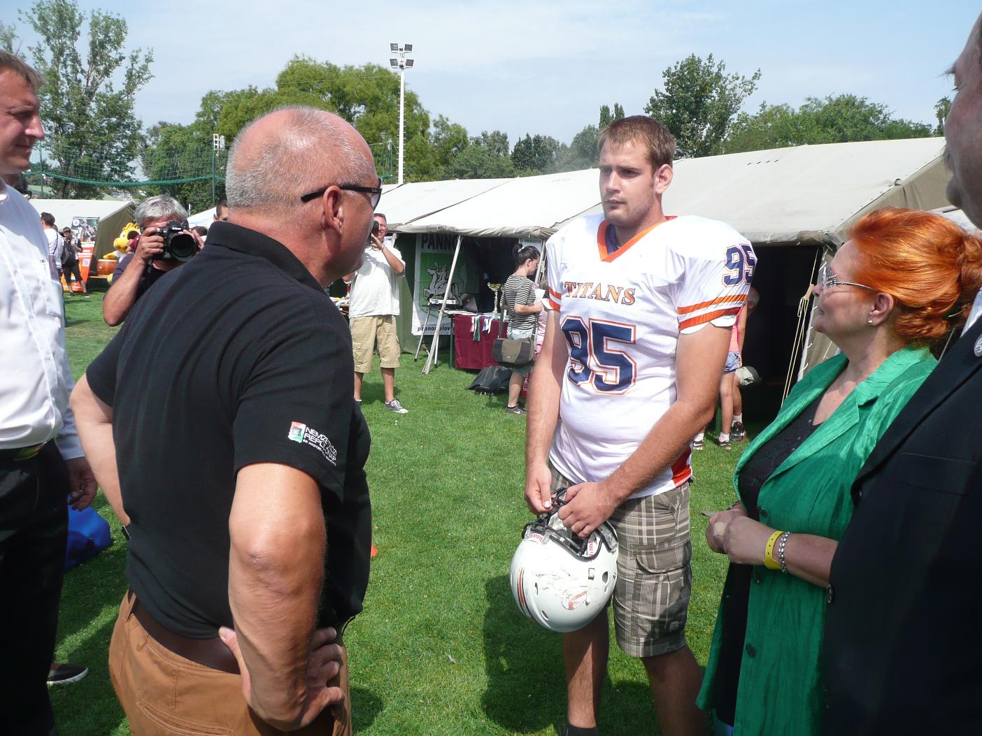 Illustration for article titled Ha a fegyver csövébe nézel, ott már semmire nem mégy pénzzel