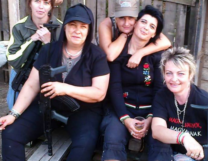 Illustration for article titled Ez a kedves fegyveres néni szervezi az Alföldi-ellenes tüntetést