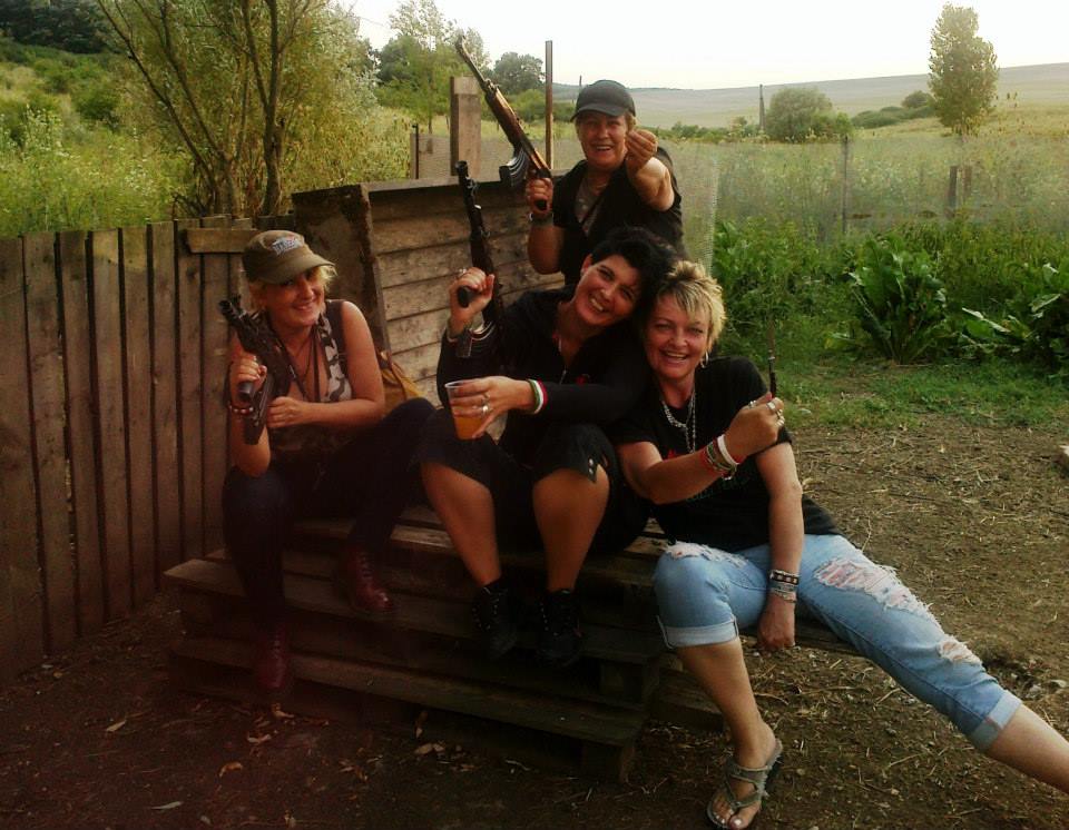 Illustration for article titled Ez a kedves fegyveres néni szervezi az Alföldi-ellenes tüntetést