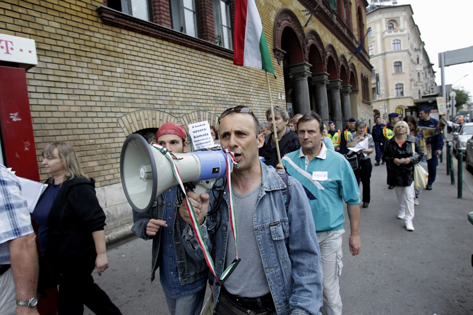 Gyilkosok! Mondd el, hogy parancsra verted át az embereket!