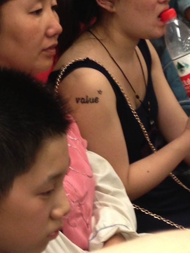 Végre itt a random angol szót magára tetováltató kínai