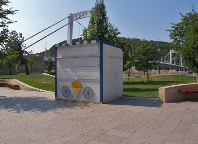 Miért nem lehet kipucolni a bódékat a városból?