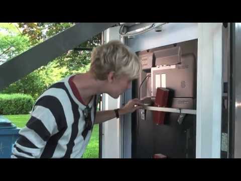 Élőben photoshopolják a buszmegállós hirdetésre az ott várakozókat