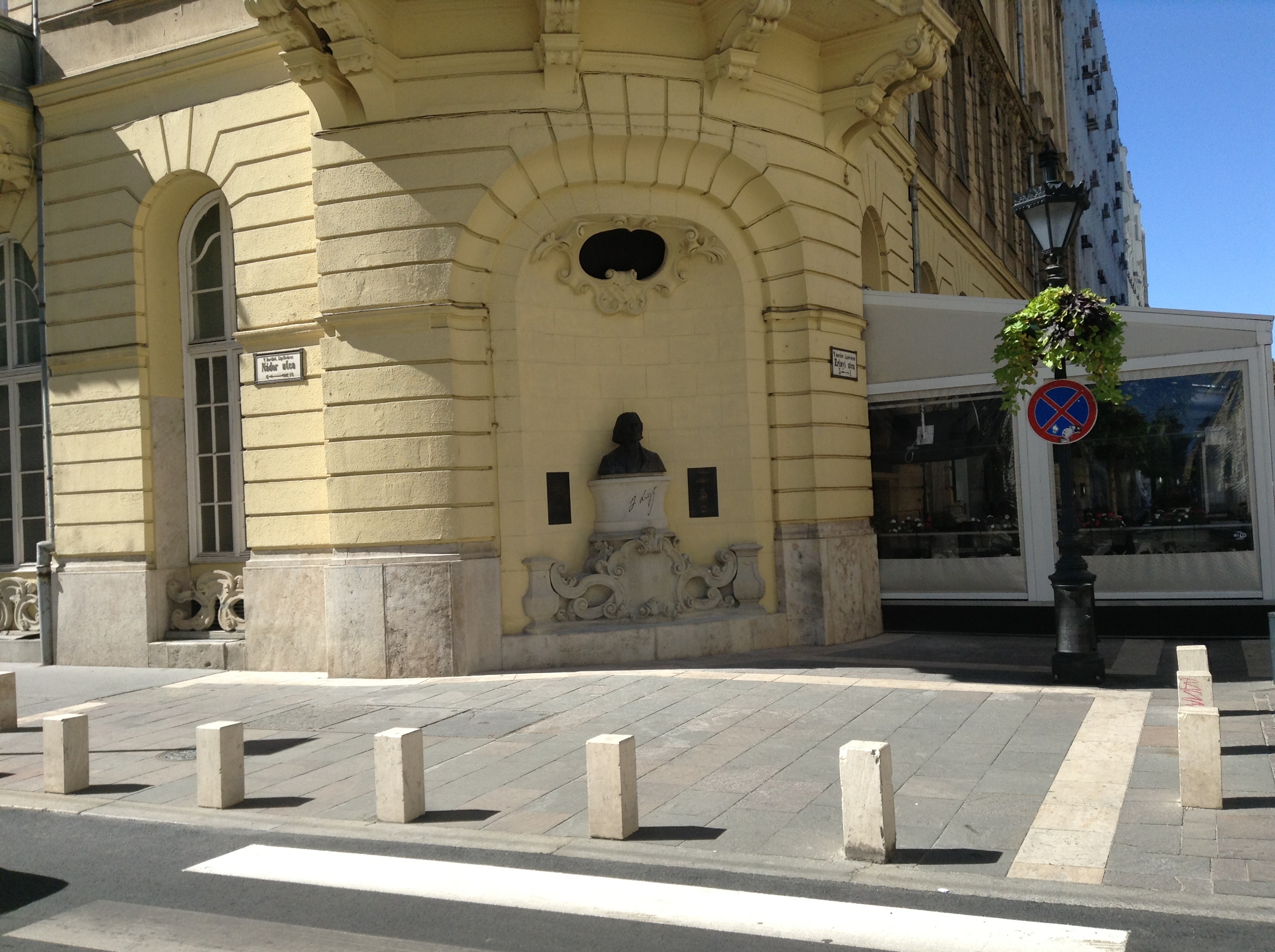 Illustration for article titled Liszt Ferencre cserélték a barokk munkásőrszobrot