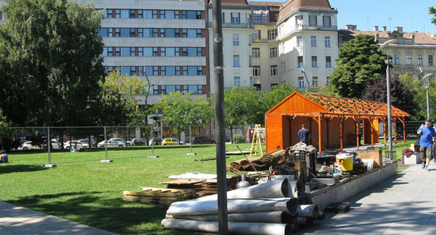 Bódéváros épül a frissen lerakott Erzsébet téri gyepre