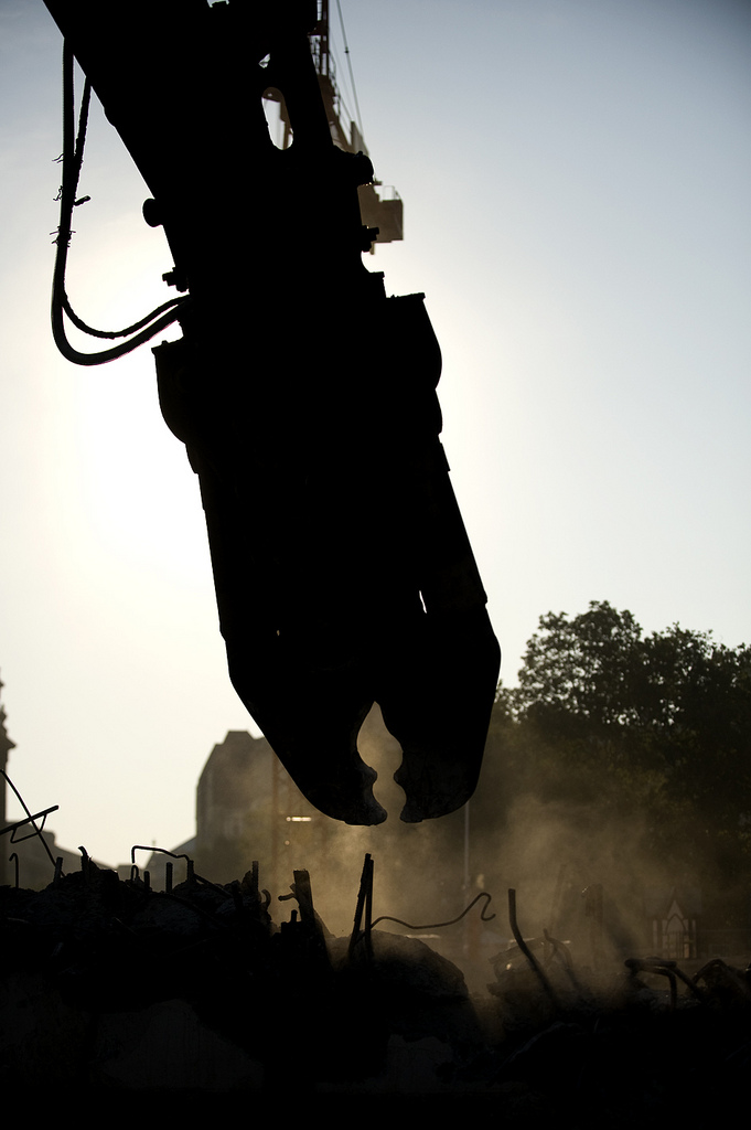 Brutális fotók a Kossuth téri résfal bontásáról