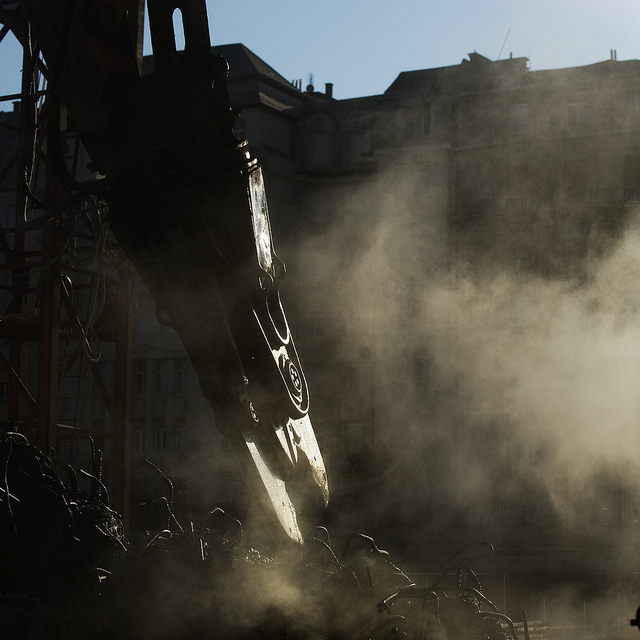 Illustration for article titled Brutális fotók a Kossuth téri résfal bontásáról