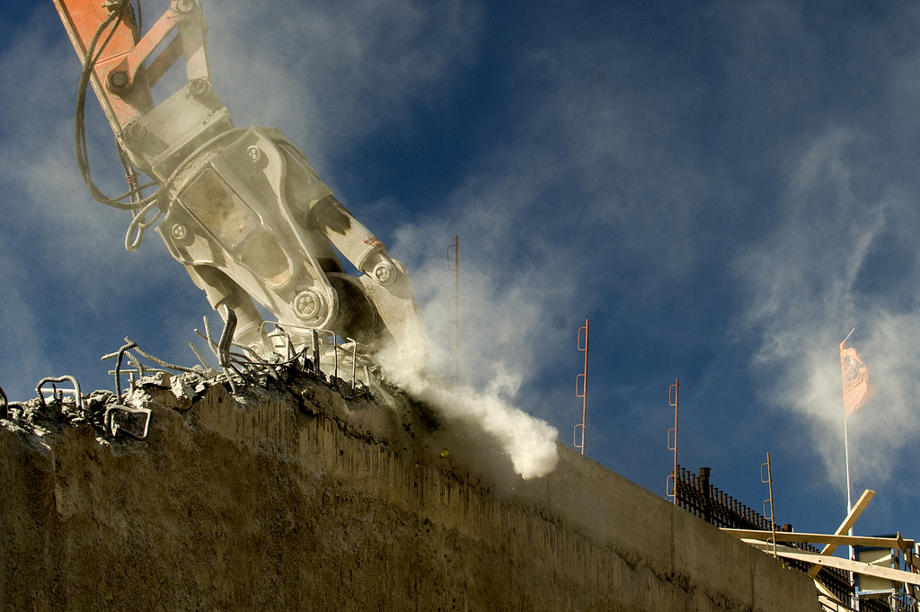 Illustration for article titled Brutális fotók a Kossuth téri résfal bontásáról