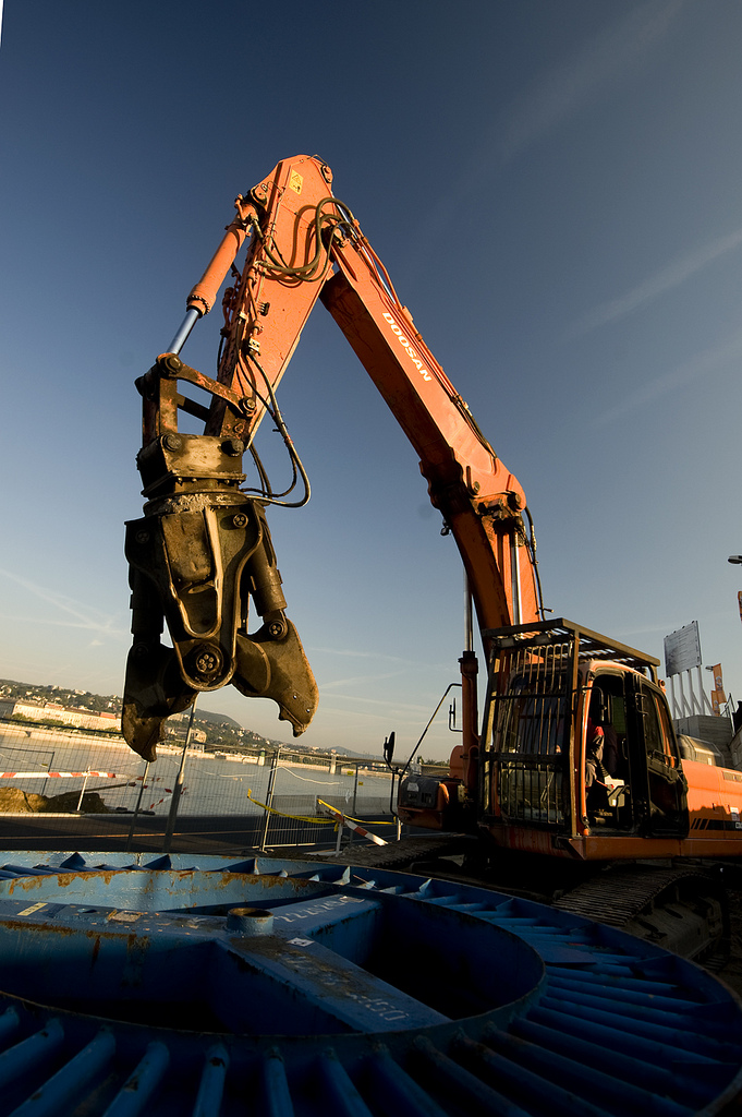 Illustration for article titled Brutális fotók a Kossuth téri résfal bontásáról