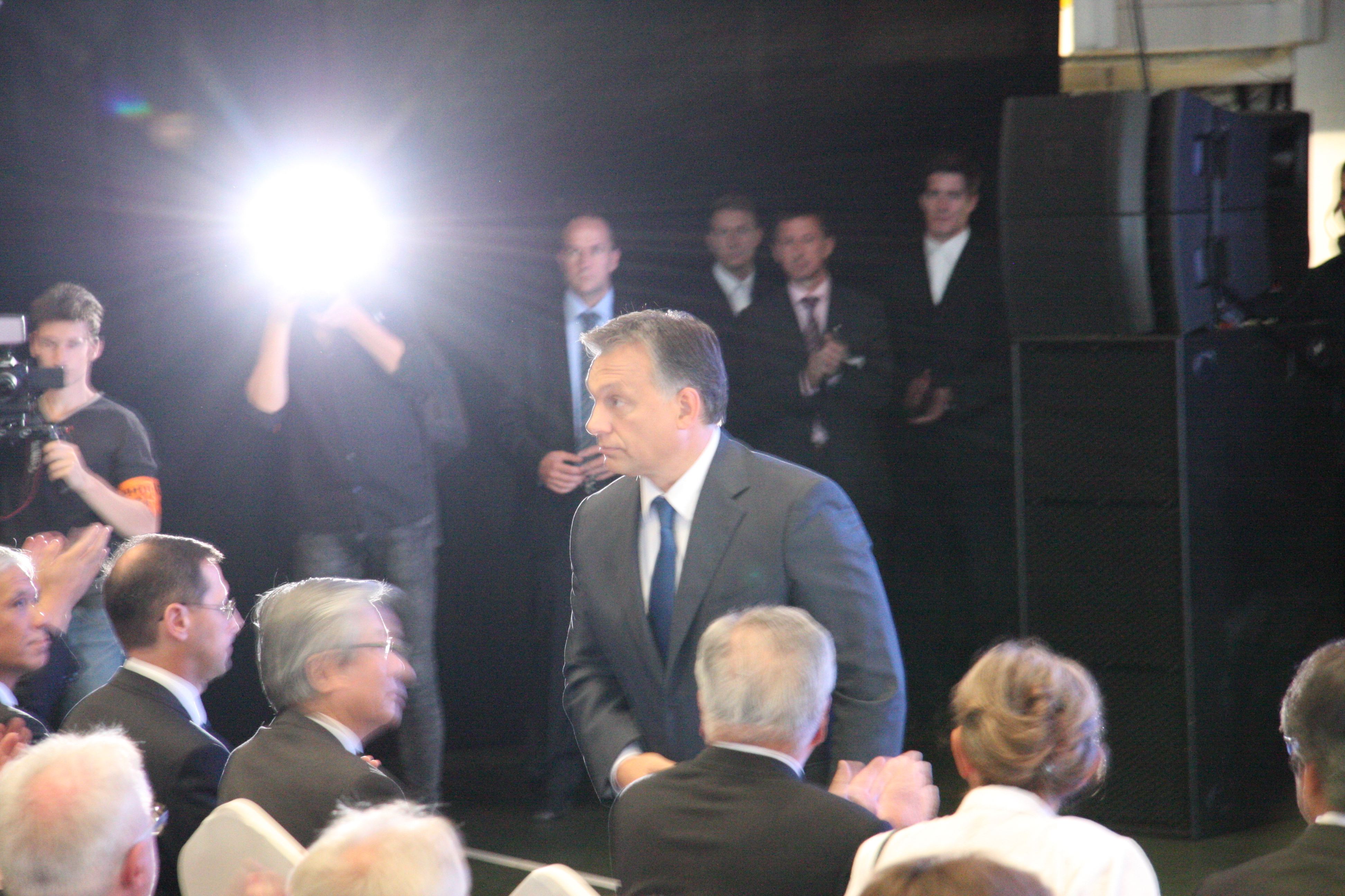 Illustration for article titled Orbán Viktor és egy idióta Esztergomban