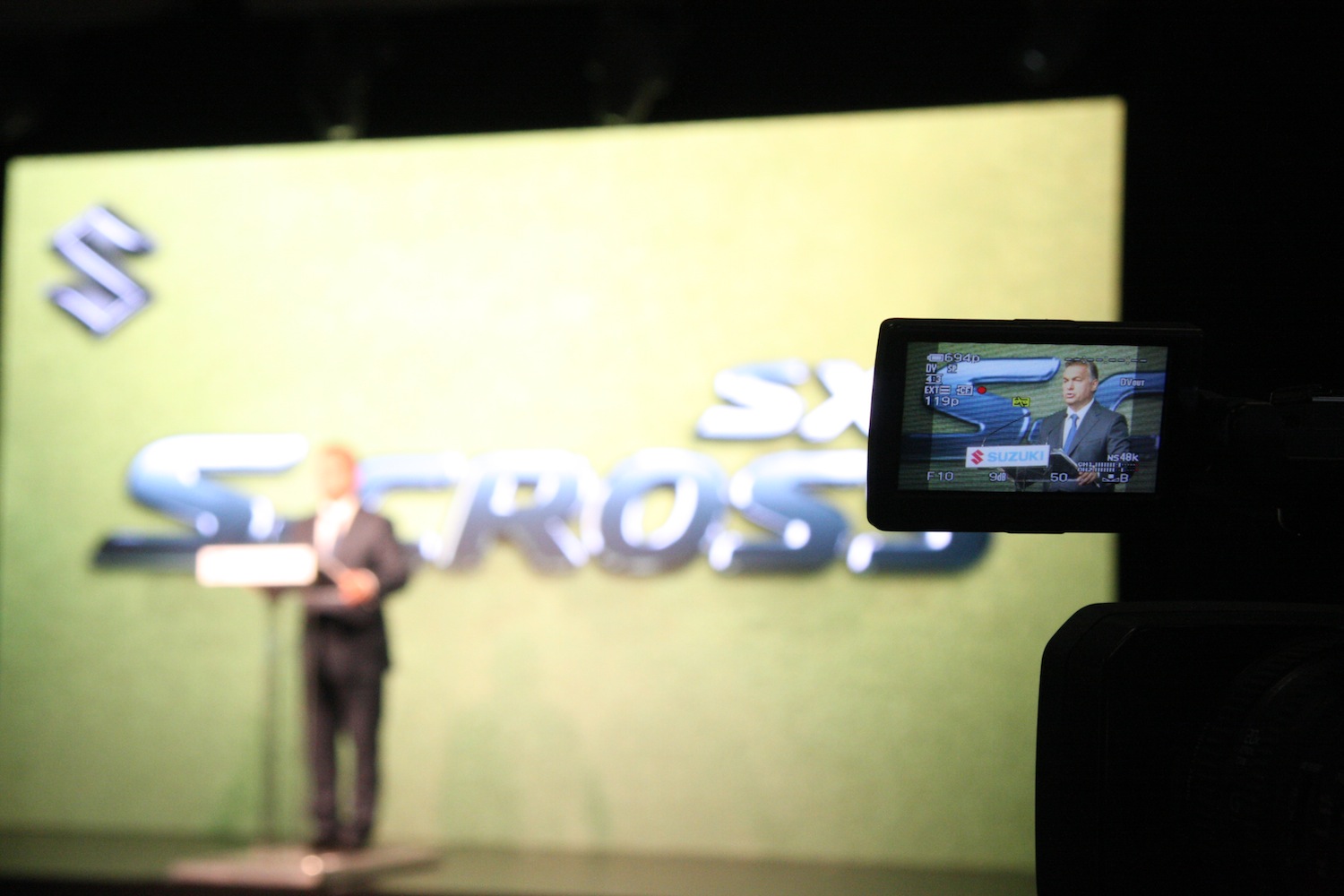 Illustration for article titled Orbán Viktor és egy idióta Esztergomban