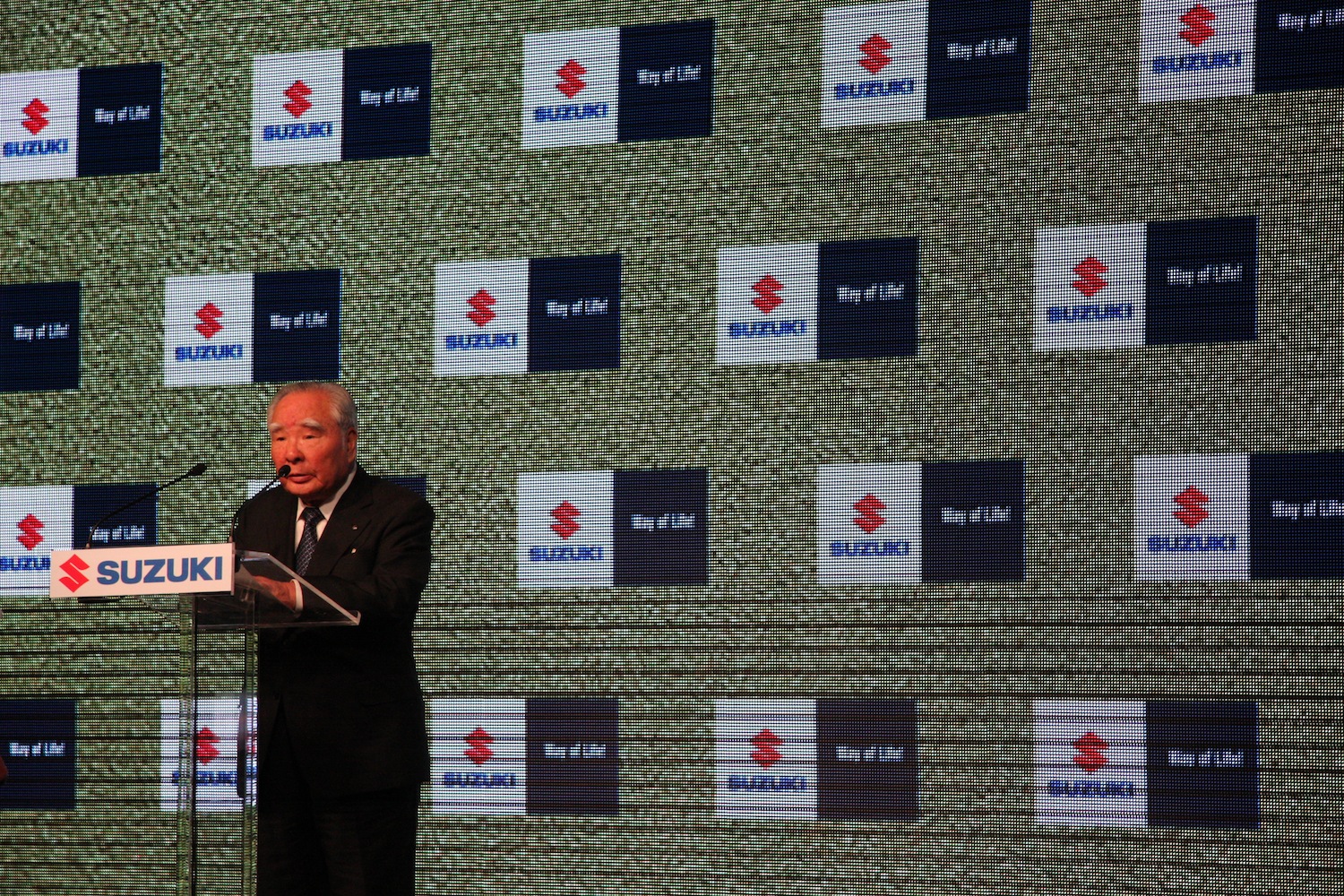 Illustration for article titled Orbán Viktor és egy idióta Esztergomban