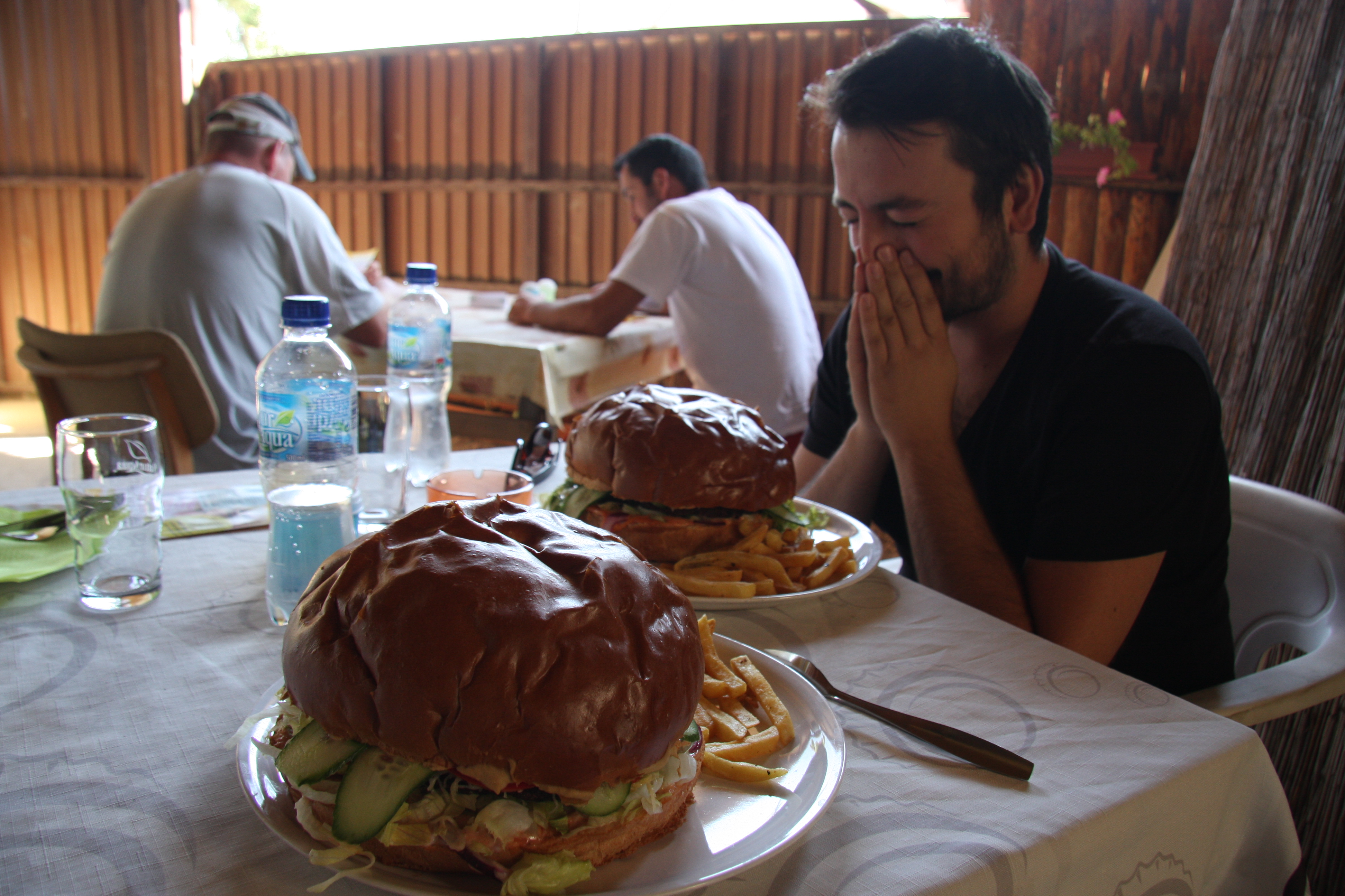 Illustration for article titled Orbán Viktor és egy idióta Esztergomban