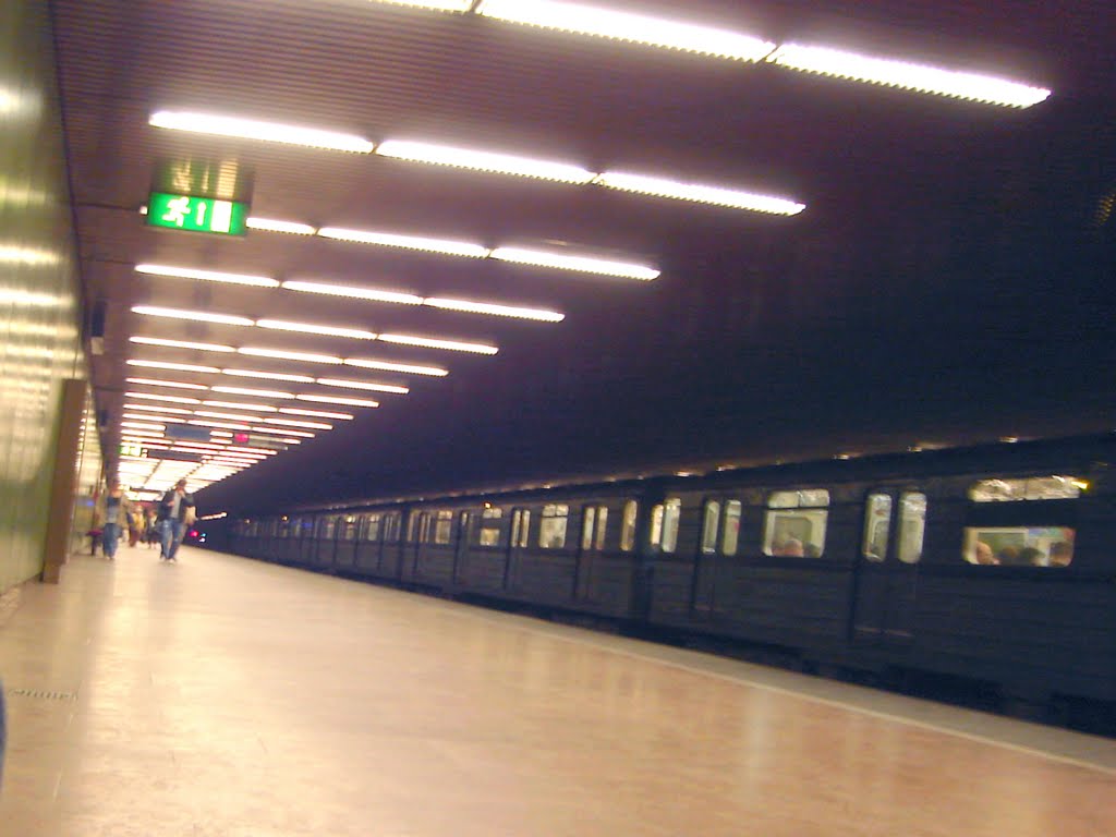 3 zsebes lenyomott 2 utast és több biztonsági őrt a metróban