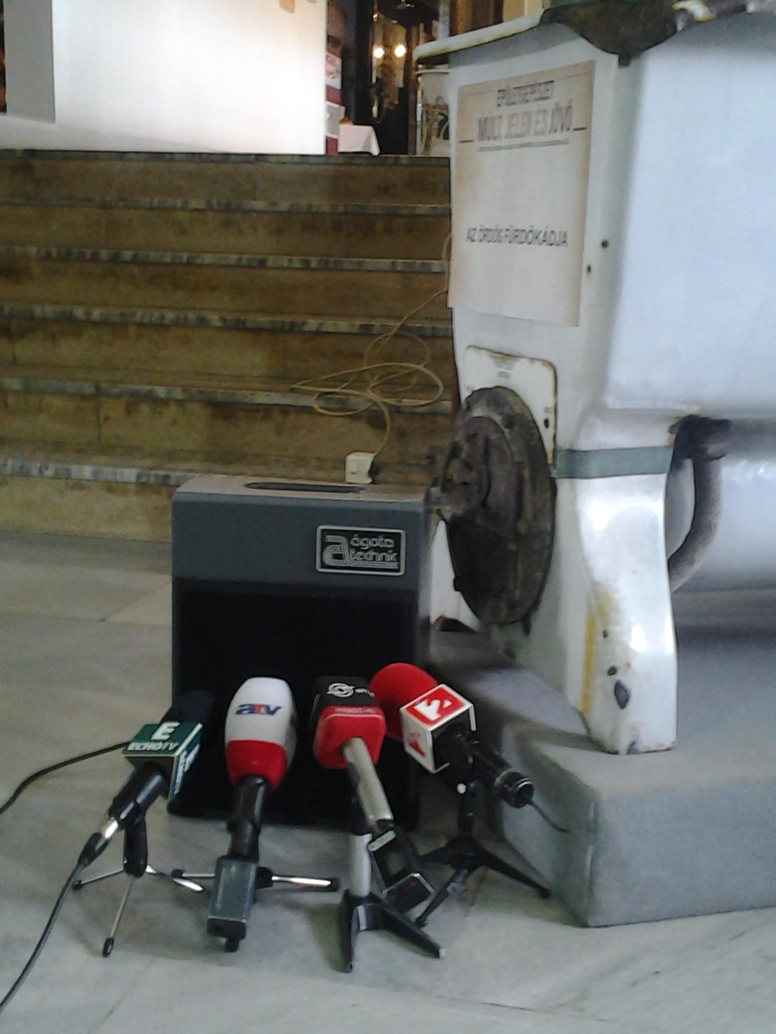 A nap képe: az Ördög fürdőkádja interjút ad az ATV-nek és az Echónak