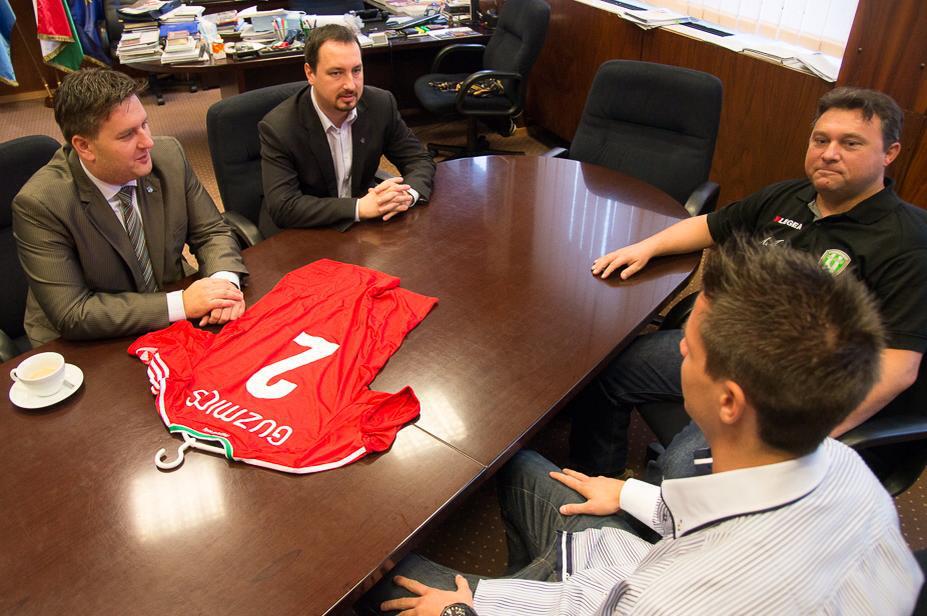 Illustration for article titled A kedd este divatdarabja a Guzmics-mez volt a Puskásban