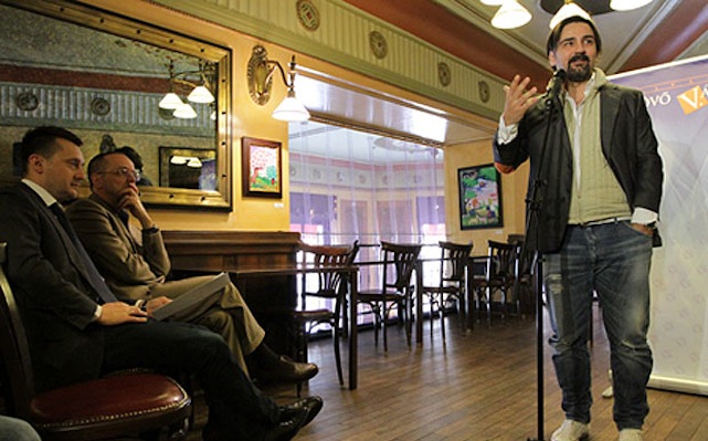 Csak Gianni étterme előtt újítják fel az Arany János utcát