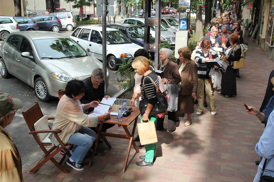 Vásárlással demonstráltak Alföldi Róbert rajongói