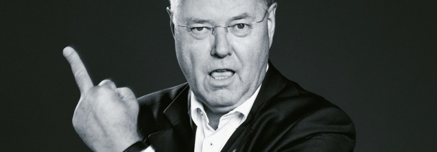 Merkel kihívója a középső ujját mutogatja a világnak