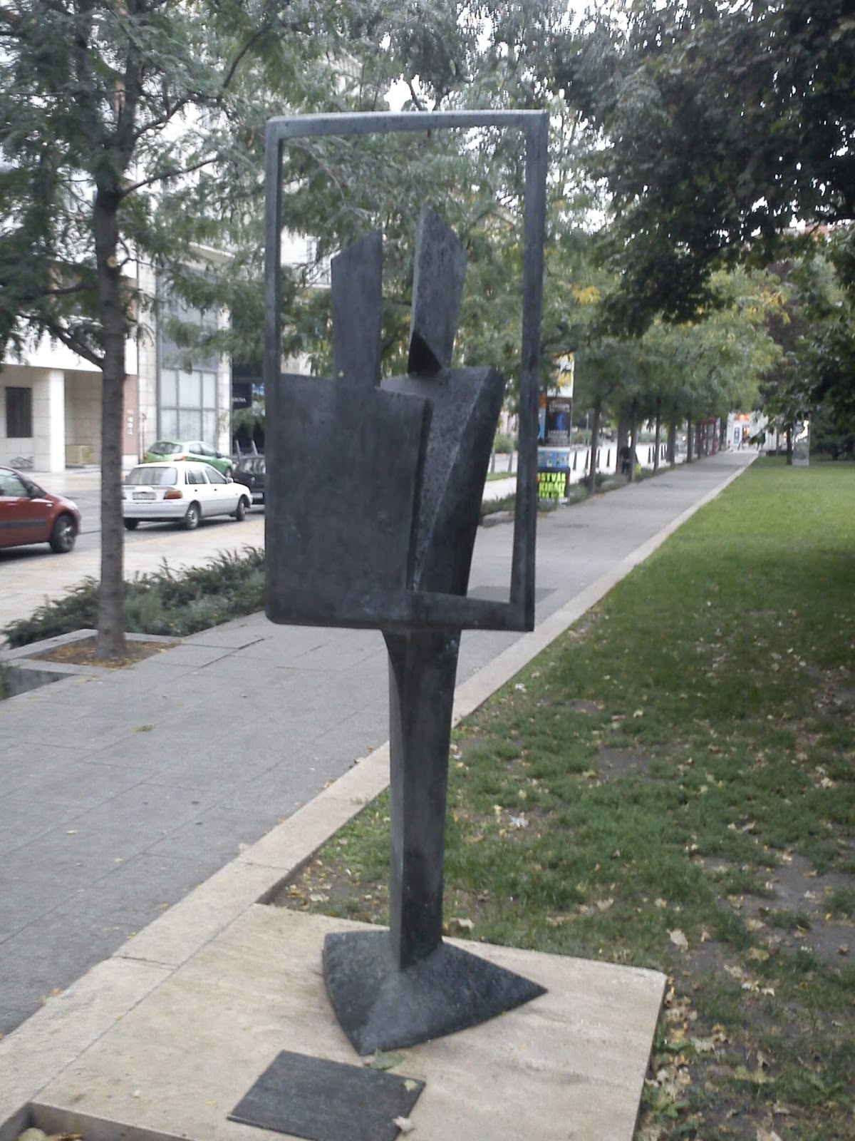 Rájöttek mit ábrázol a szobor az Erzsébet téren. Csak be ne tiltsák!