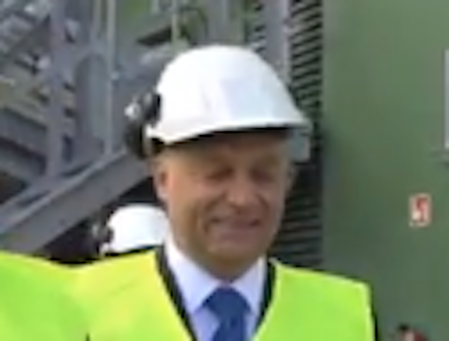 Végleg eldőlt: Orbán Viktor fülvédős sisakban a legcukibb