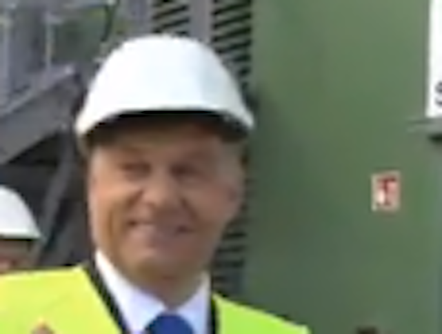 Illustration for article titled Végleg eldőlt: Orbán Viktor fülvédős sisakban a legcukibb