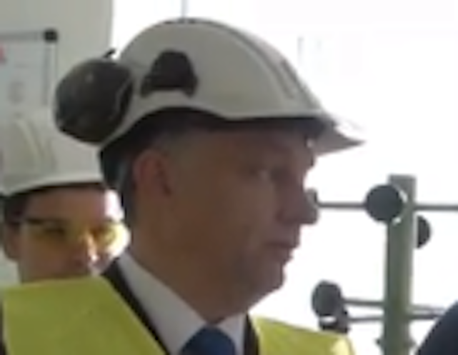 Illustration for article titled Végleg eldőlt: Orbán Viktor fülvédős sisakban a legcukibb