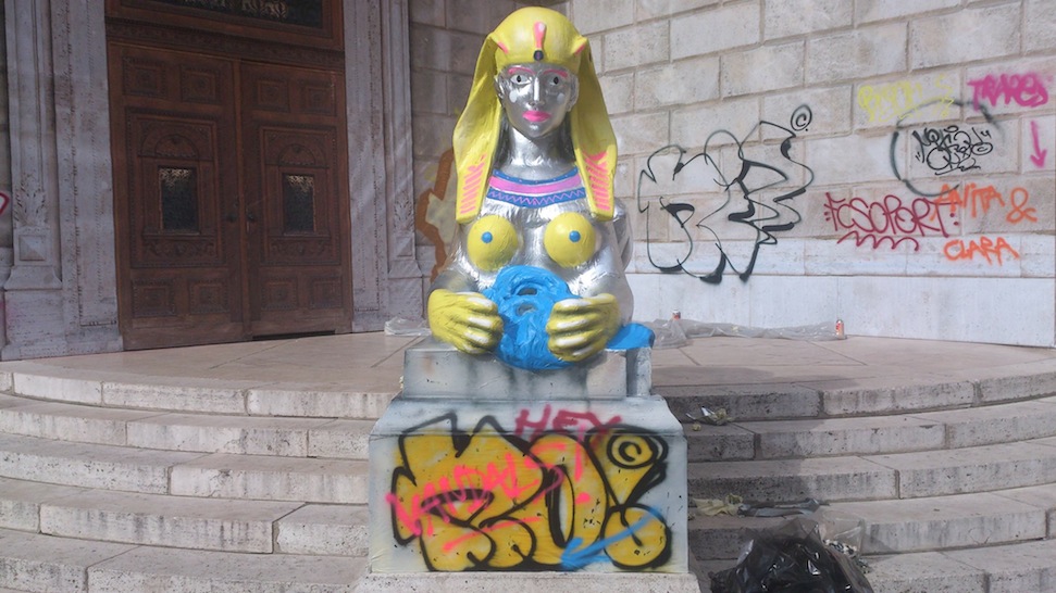 Kortárs festőművészek alakították át az Operaház egyik szfinxét – FRISSÍTVE